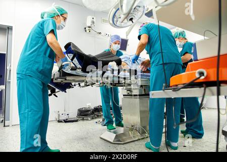 Chirurgische Behandlung von Prostatakarzinom, radikale Prostatektomie, da Vinci Chirurgenroboter, Team von Chirurgen der Ärzte Madina & Azparren, Urologie, Chirurgie Stockfoto