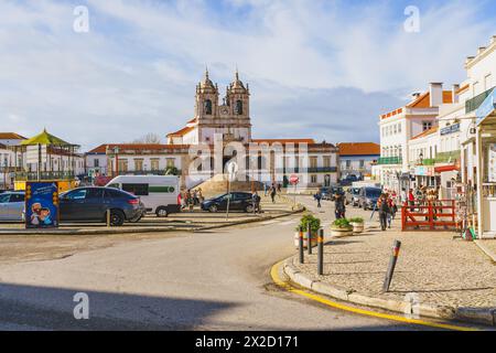 Nazare, Portugal, 4. Januar 2024. Geschäftiger Platz in Nazare, Portugal, mit einer historischen Kirche im Hintergrund. Stockfoto
