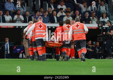 Madrid, Königreich Spanien; 21.04.2024.- Frenkie de Jong verlässt das Spielfeld nach einem harten Spiel, bei dem er verletzt wurde. Real Madrid schlägt Barcelona 3-2 am Spieltag 32 der Spanischen Fußballliga. Real Madrid mit Toren von Vinicius Jr. 12' (P), Lucas Vazque 73' und Jude Bellingham 90 1 gewinnt das Derby gegen Barcelona, der zwei Tore erzielte, Andreas Christensen 6' und Fermin Lopez Marin 69', das im Santiago Bernabeu Stadion in der Hauptstadt des Königreichs Spanien ausgetragen wurde. Foto: Juan Carlos Rojas Stockfoto