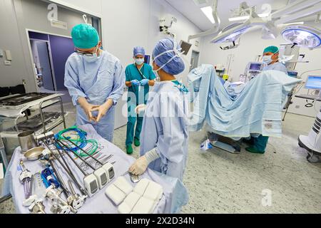 Chirurgische Behandlung von Prostatakarzinom, radikale Prostatektomie, da Vinci Chirurgenroboter, Team von Chirurgen der Ärzte Madina & Azparren, Urologie, Chirurgie Stockfoto