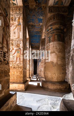 Luxor, Ägypten - 26. November 2023: Bunte Gemälde und Hieroglyphen zieren die Säulen im Tempel von Ramesses III. In Medinet Habu auf der Luxor westbank Stockfoto