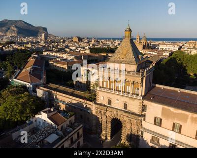 Palermo, Italien: Luftlinie der Porta Nuova, das neue Tor, der mittelalterlichen Altstadt von Palermo in Siziliens größter Stadt Italiens am späten Nachmittag. Stockfoto