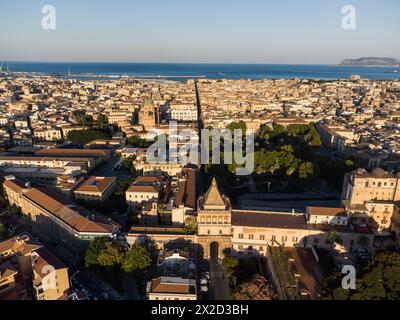 Palermo, Italien: Luftlinie der Porta Nuova, das neue Tor, der mittelalterlichen Altstadt von Palermo in Siziliens größter Stadt Italiens am späten Nachmittag. Stockfoto