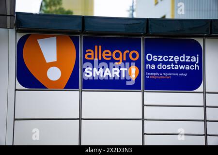 Wałbrzych, polen - 22. April 2024: Allegro Smart Paketschließfach eines Dienstes für die Abholung und den Versand von Kurierpaketen Stockfoto