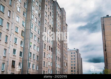 Ein paar hohe Gebäude stehen nebeneinander und ragen über der Umgebung hoch Stockfoto