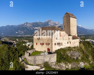 Luftaufnahme des Dorfes Sargans und mittelalterliche Bergfestung im Kanton Sankt Gallen in der Ostschweiz an einem sonnigen Sommertag Stockfoto