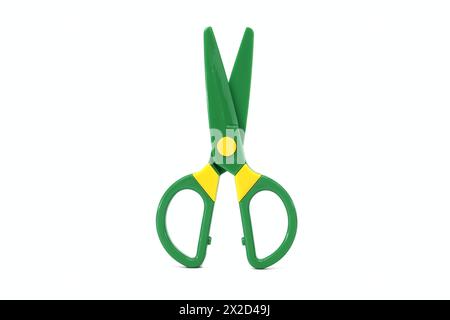 Sicherheits-Kunststoffschere für Papier geschnittenes Kunsthandwerk isoliert auf weißem Hintergrund Stockfoto