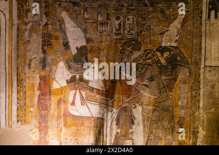 Luxor, Ägypten - 25. November 2023: Innenansicht des berühmten Seti, dem ersten Grab, das mit Götterfiguren und Hieroglyphen im Tal verziert ist Stockfoto