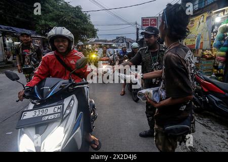 Mitglieder der Punk-Community in Bogor, West Java, Indonesien, geben Straßenbenutzern am 31. März 2024 Nahrung Stockfoto