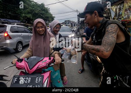 Mitglieder der Punk-Community in Bogor, West Java, Indonesien, geben Straßenbenutzern am 31. März 2024 Nahrung Stockfoto