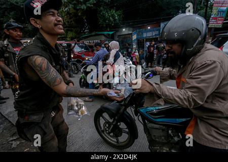 Mitglieder der Punk-Community in Bogor, West Java, Indonesien, geben Straßenbenutzern am 31. März 2024 Nahrung Stockfoto