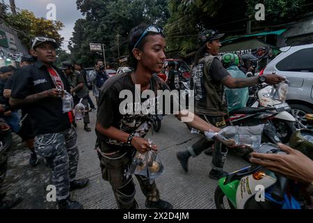 Mitglieder der Punk-Community in Bogor, West Java, Indonesien, geben Straßenbenutzern am 31. März 2024 Nahrung Stockfoto