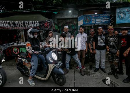 Mitglieder der Punk-Community in Bogor, West Java, Indonesien, geben Straßenbenutzern am 31. März 2024 Nahrung Stockfoto