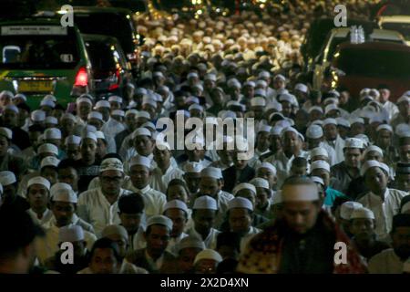 Muslime beten am 31. März 2024 in einer Kongregation in Bogor, West-Java, Indonesien Stockfoto