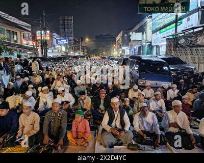 Muslime beten am 31. März 2024 in einer Kongregation in Bogor, West-Java, Indonesien Stockfoto