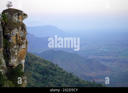 Steile Klippen am Rande der Usambara Mountains mit Blick auf die nebelbedeckten Tiefländer im Nordosten Tansanias Stockfoto