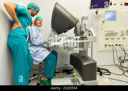Chirurgische Behandlung von Prostatakarzinom, radikale Prostatektomie, da Vinci Chirurgenroboter, Team von Chirurgen der Ärzte Madina & Azparren, Urologie, Chirurgie Stockfoto