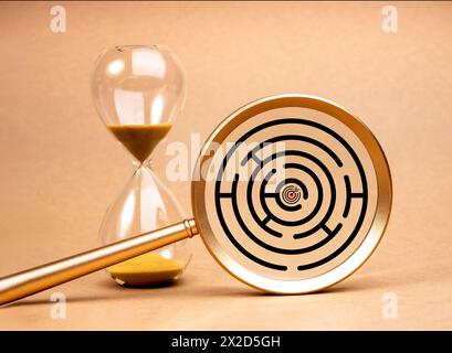 Ziel-Dart-Symbol in der Mitte des Labyrinth-Spiels in der Lupe in der Nähe der Sanduhr auf gelbem Hintergrund. Geschäftslösung, Planung, Hindernisse zu überwinden Stockfoto