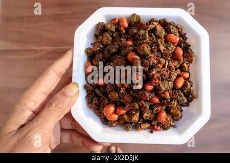 Kurkuri Bhindi mit Erdnüssen. Ladyfinger Gemüse mit Erdnüssen gebraten. Beilage indische Küche Stockfoto