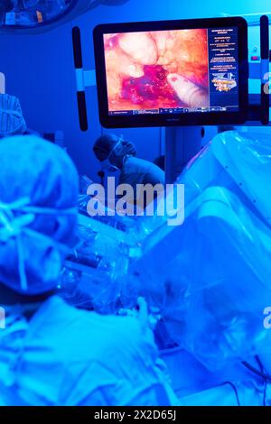 Chirurgische Behandlung von Prostatakarzinom, radikale Prostatektomie, da Vinci Chirurgenroboter, Team von Chirurgen der Ärzte Madina & Azparren, Urologie, Chirurgie Stockfoto