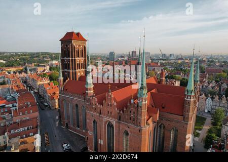 St. Marienkirche wunderschöne Panoramablick-Architektur der Altstadt in Danzig, Polen bei Sonnenaufgang. Draufsicht Drohne pov. Landschaftsbild der Stadt von oben. Kleine historische Oldtimer-Gebäude Europa Touristenattraktionen reisen in Danzig Stockfoto