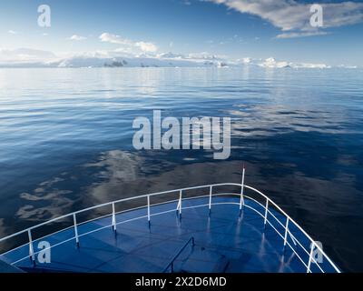 Die Davis-Küste der Antarktischen Halbinsel von einem Schiffsbogen in der Orleans Strait vor Trinity Island. Stockfoto