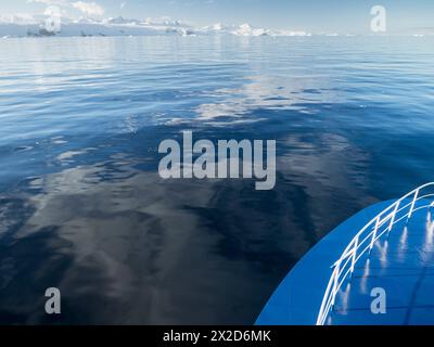 Die Davis-Küste der Antarktischen Halbinsel von einem Schiffsbogen in der Orleans Strait vor Trinity Island. Stockfoto