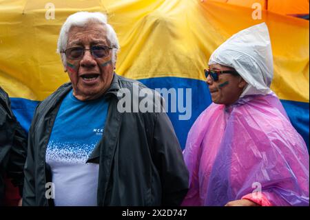 Bogota, Kolumbien. April 2024. Demonstranten nehmen am 21. April 2024 in Bogota, Kolumbien, an einem Protest gegen die Reformgesetze für Gesundheits-, Ruhestand-, Arbeits- und Gefängnissektoren Teil. Foto: Sebastian Barros/Long Visual Press Credit: Long Visual Press/Alamy Live News Stockfoto