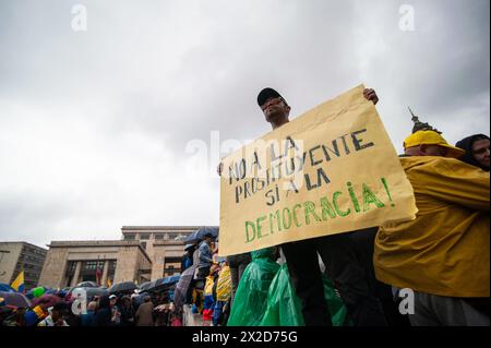 Bogota, Kolumbien. April 2024. Demonstranten nehmen am 21. April 2024 in Bogota, Kolumbien, an einem Protest gegen die Reformgesetze für Gesundheits-, Ruhestand-, Arbeits- und Gefängnissektoren Teil. Foto: Sebastian Barros/Long Visual Press Credit: Long Visual Press/Alamy Live News Stockfoto