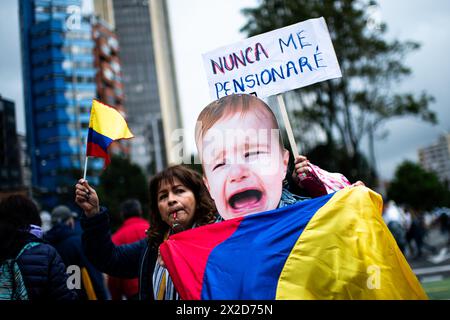 Bogota, Kolumbien. April 2024. Demonstranten nehmen am 21. April 2024 in Bogota, Kolumbien, an einem Protest gegen die Reformgesetze für Gesundheits-, Ruhestand-, Arbeits- und Gefängnissektoren Teil. Foto: Sebastian Barros/Long Visual Press Credit: Long Visual Press/Alamy Live News Stockfoto