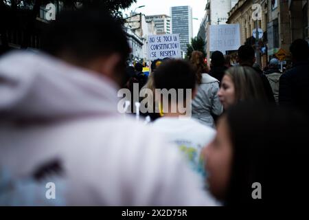 Bogota, Kolumbien. April 2024. Demonstranten nehmen am 21. April 2024 in Bogota, Kolumbien, an einem Protest gegen die Reformgesetze für Gesundheits-, Ruhestand-, Arbeits- und Gefängnissektoren Teil. Foto: Sebastian Barros/Long Visual Press Credit: Long Visual Press/Alamy Live News Stockfoto