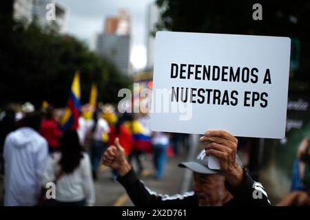 Bogota, Kolumbien. April 2024. Demonstranten nehmen am 21. April 2024 in Bogota, Kolumbien, an einem Protest gegen die Reformgesetze für Gesundheits-, Ruhestand-, Arbeits- und Gefängnissektoren Teil. Foto: Sebastian Barros/Long Visual Press Credit: Long Visual Press/Alamy Live News Stockfoto