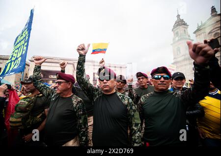 Bogota, Kolumbien. April 2024. Demonstranten nehmen am 21. April 2024 in Bogota, Kolumbien, an einem Protest gegen die Reformgesetze für Gesundheits-, Ruhestand-, Arbeits- und Gefängnissektoren Teil. Foto: Sebastian Barros/Long Visual Press Credit: Long Visual Press/Alamy Live News Stockfoto