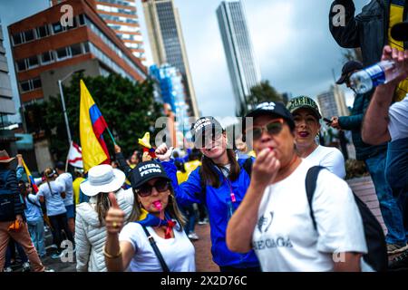 Bogota, Kolumbien. April 2024. Demonstranten nehmen am 21. April 2024 in Bogota, Kolumbien, an einem Protest gegen die Reformgesetze für Gesundheits-, Ruhestand-, Arbeits- und Gefängnissektoren Teil. Foto: Sebastian Barros/Long Visual Press Credit: Long Visual Press/Alamy Live News Stockfoto