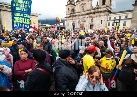 Bogota, Kolumbien. April 2024. Demonstranten nehmen am 21. April 2024 in Bogota, Kolumbien, an einem Protest gegen die Reformgesetze für Gesundheits-, Ruhestand-, Arbeits- und Gefängnissektoren Teil. Foto: Sebastian Barros/Long Visual Press Credit: Long Visual Press/Alamy Live News Stockfoto