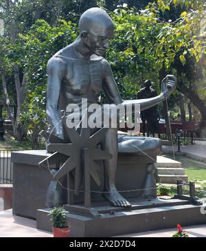 Delhi, Rajasthan, USA. März 2024. Eine Statue von Mahatma Gandhi befindet sich in der Nähe des Raj Ghat, der Gedenkstätte für Gandhi an der Stelle, an der er im Januar 31, 1948 nach seiner Ermordung eingeäschert wurde. Es wurde am 11. März 2024 gesehen. (Kreditbild: © Mark Hertzberg/ZUMA Press Wire) NUR REDAKTIONELLE VERWENDUNG! Nicht für kommerzielle ZWECKE! Stockfoto