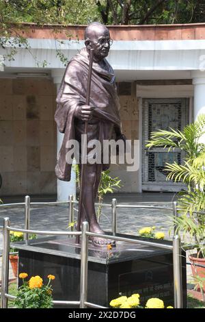 Delhi, Rajasthan, USA. März 2024. Eine Statue von Mahatma Gandhi befindet sich in der Nähe des Raj Ghat, der Gedenkstätte für Gandhi an der Stelle, an der er im Januar 31, 1948 nach seiner Ermordung eingeäschert wurde. Es wurde am 11. März 2024 gesehen. (Kreditbild: © Mark Hertzberg/ZUMA Press Wire) NUR REDAKTIONELLE VERWENDUNG! Nicht für kommerzielle ZWECKE! Stockfoto
