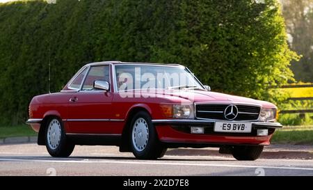 Bicester, Großbritannien - 21. April 2024: 1988 roter Mercedes Benz 300 SL Oldtimer auf britischer Straße Stockfoto