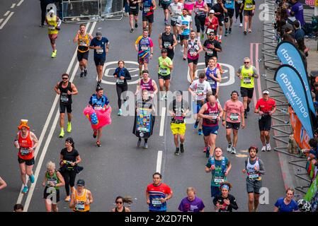 London, Großbritannien. April 2024. Eine Läuferin, die während des Londoner Marathons aus wohltätigen Gründen als Apple-Telefon verkleidet war. Mehr als 50000 Menschen nahmen heute am 43. London Marathon Teil. Sie begann im Greenwich Park im Südosten Londons und endete in der Mall. Quelle: SOPA Images Limited/Alamy Live News Stockfoto