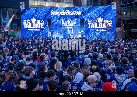 Toronto, Kanada. April 2024. Fans treffen sich am Maple Leaf Square vor der Scotibank Arena und beobachten das Playoff-Spiel der Toronto Maple Leafs gegen Boston Bruins auf einem riesigen Bildschirm. Während der Toronto Maple Leafs Playoff-Spiele verwandelt sich der Maple Leaf Square in ein Meer aus Blau und weiß, das mit den Gesängen leidenschaftlicher Fans nachhallt, die sich eifrig hinter dem Sieg ihres Teams verbünden. Die elektrische Atmosphäre verströmt Vorfreude und Spannung und schafft unvergessliche Erinnerungen sowohl für eingefleischte Fans als auch für Gelegenheitsbeobachter. Quelle: SOPA Images Limited/Alamy Live News Stockfoto