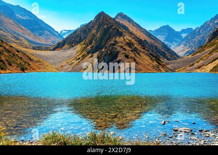 Bergsee Koksay im Aksu-Zhabagly Naturreservat. Der Koksay-See liegt im Tien Shan-Gebirge im Süden Kasachstans Stockfoto