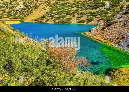 Bergsee Koksay im Aksu-Zhabagly Naturreservat. Der Koksay-See liegt im Tien Shan-Gebirge im Süden Kasachstans Stockfoto