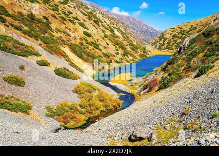 Bergsee Koksay im Aksu-Zhabagly Naturreservat. Der Koksay-See liegt im Tien Shan-Gebirge im Süden Kasachstans Stockfoto