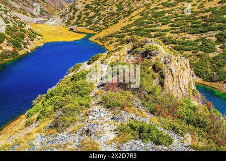 Bergsee Koksay im Aksu-Zhabagly Naturreservat. Der Koksay-See liegt im Tien Shan-Gebirge im Süden Kasachstans Stockfoto