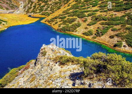 Bergsee Koksay im Aksu-Zhabagly Naturreservat. Der Koksay-See liegt im Tien Shan-Gebirge im Süden Kasachstans Stockfoto