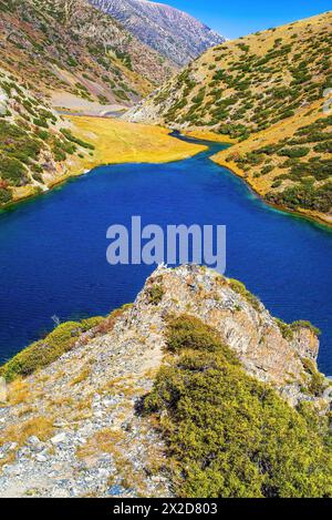 Bergsee Koksay im Aksu-Zhabagly Naturreservat. Der Koksay-See liegt im Tien Shan-Gebirge im Süden Kasachstans Stockfoto