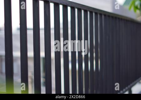 Schwarzer Eisenzaun von der Seite fotografiert Stockfoto