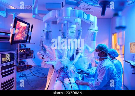 Chirurgische Behandlung von Prostatakarzinom, radikale Prostatektomie, da Vinci Chirurgenroboter, Team von Chirurgen der Ärzte Madina & Azparren, Urologie, Chirurgie Stockfoto