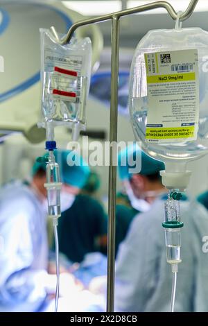 Serum, chirurgische Behandlung von Prostatakrebs, radikale Prostatektomie, Da Vinci Operationsroboter, Team von Chirurgen von Ärzte Madina & Azparren, Urologie, Stockfoto