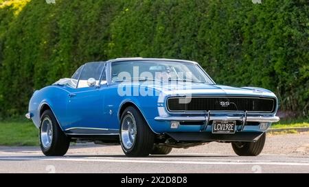 Bicester, UK - 21. April 2024: 1967 Chevrolet Camaro Oldtimer auf britischer Straße Stockfoto